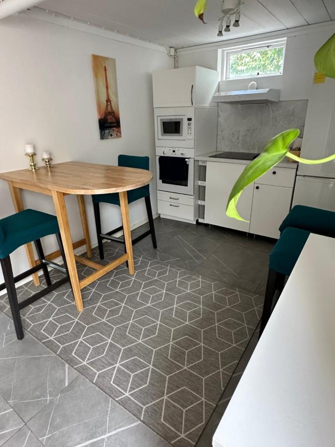 Sval källarlägenhet på natur- och havsnära Stensö - Bed and Breakfast Kalmar