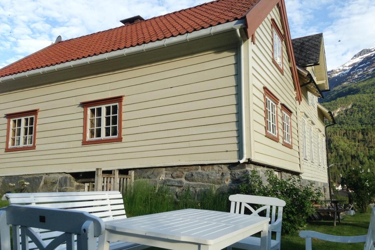 Arnestova - villagehouse in Loen - Bed and Breakfast