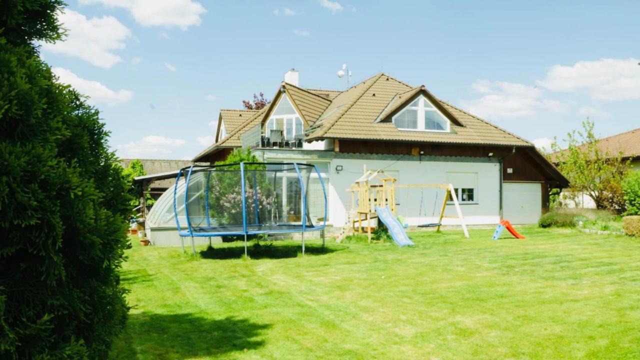 Entire 2nd floor of Villa with 3bedroom with large garden,BBQ,pool,sauna,free parking - B&B