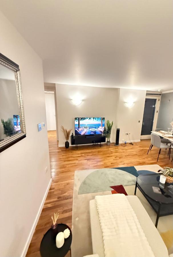 Modern Stunning View 2 Bed Flat in Canary Wharf - B&B