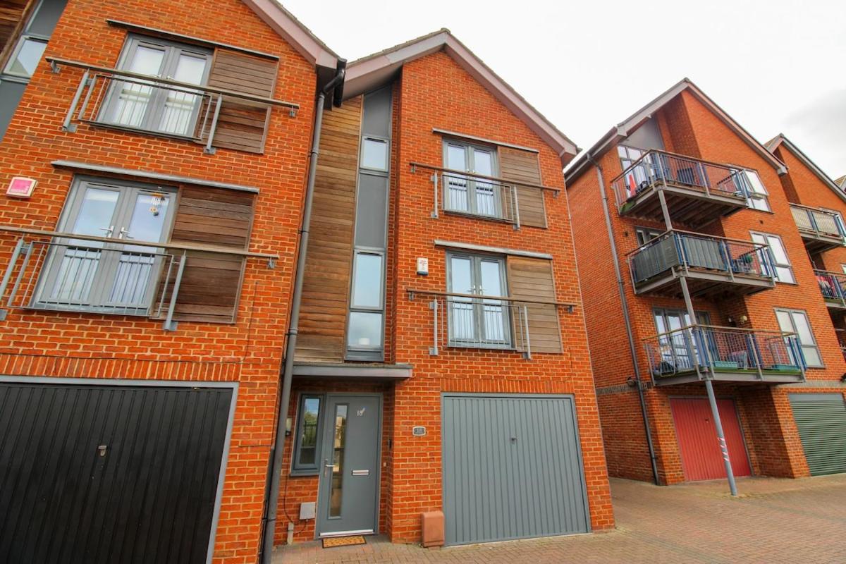 Luxury Riverside Living - Ferienwohnung Morton