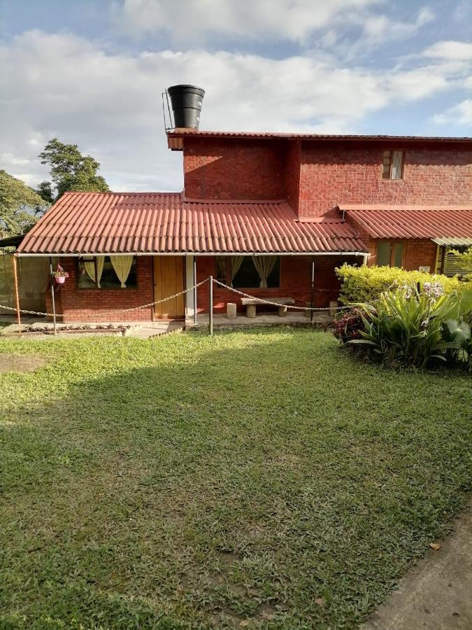 Casa Campestre con jacuzzi y quebrada - Bed and Breakfast La Mesa