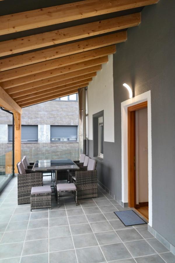 Apartamento con terraza y jardín en Sarón - B&B