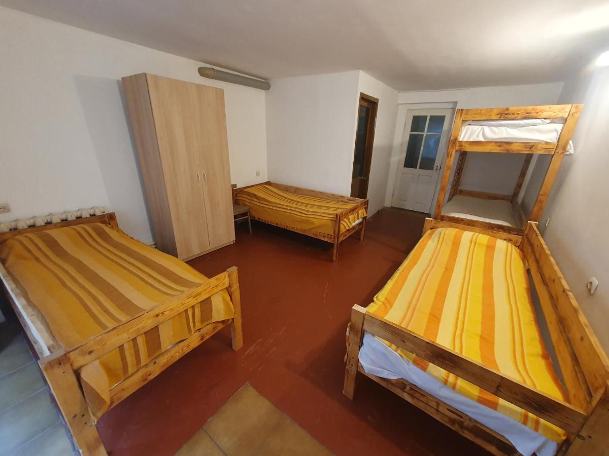 Cama en habitación femenina compartida de 4 camas
