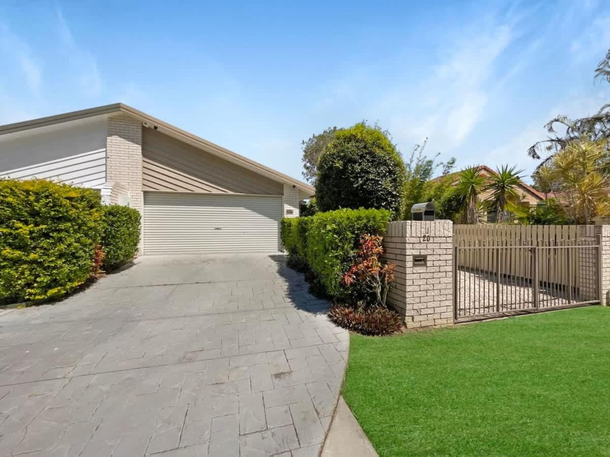 Spacious Holiday Unit on Canal at Banksia Beach - B&B Banksia Beach