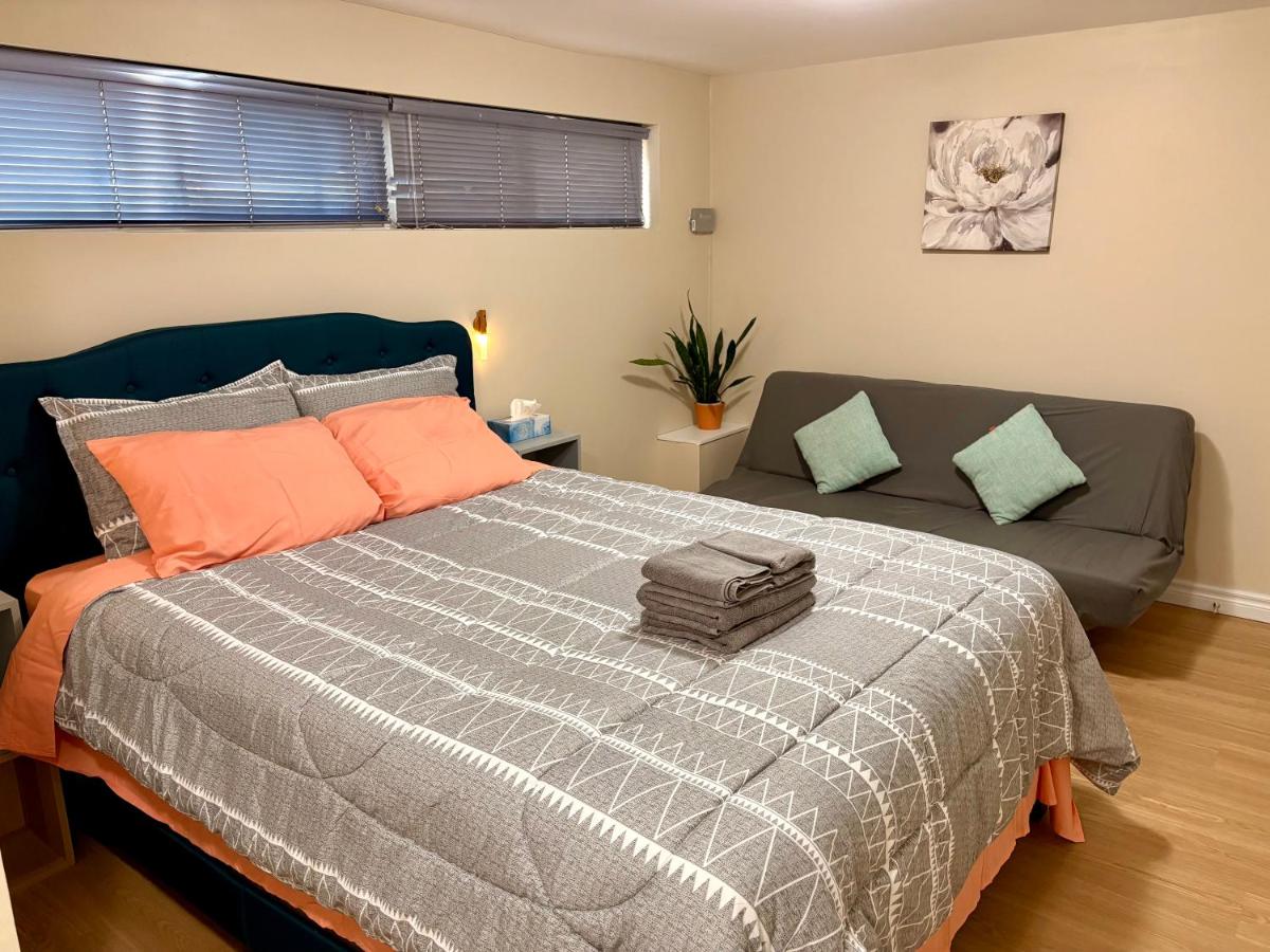 Zimmer mit Queensize-Bett und Gartenblick