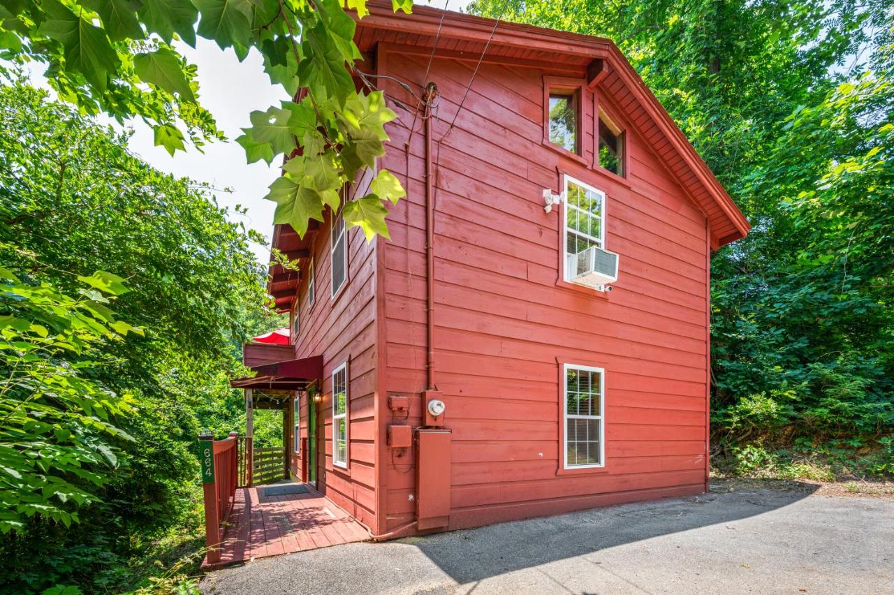 Peaceful Pines Cabin-patio with hot tub for small families or couples - B&B Gatlinburg