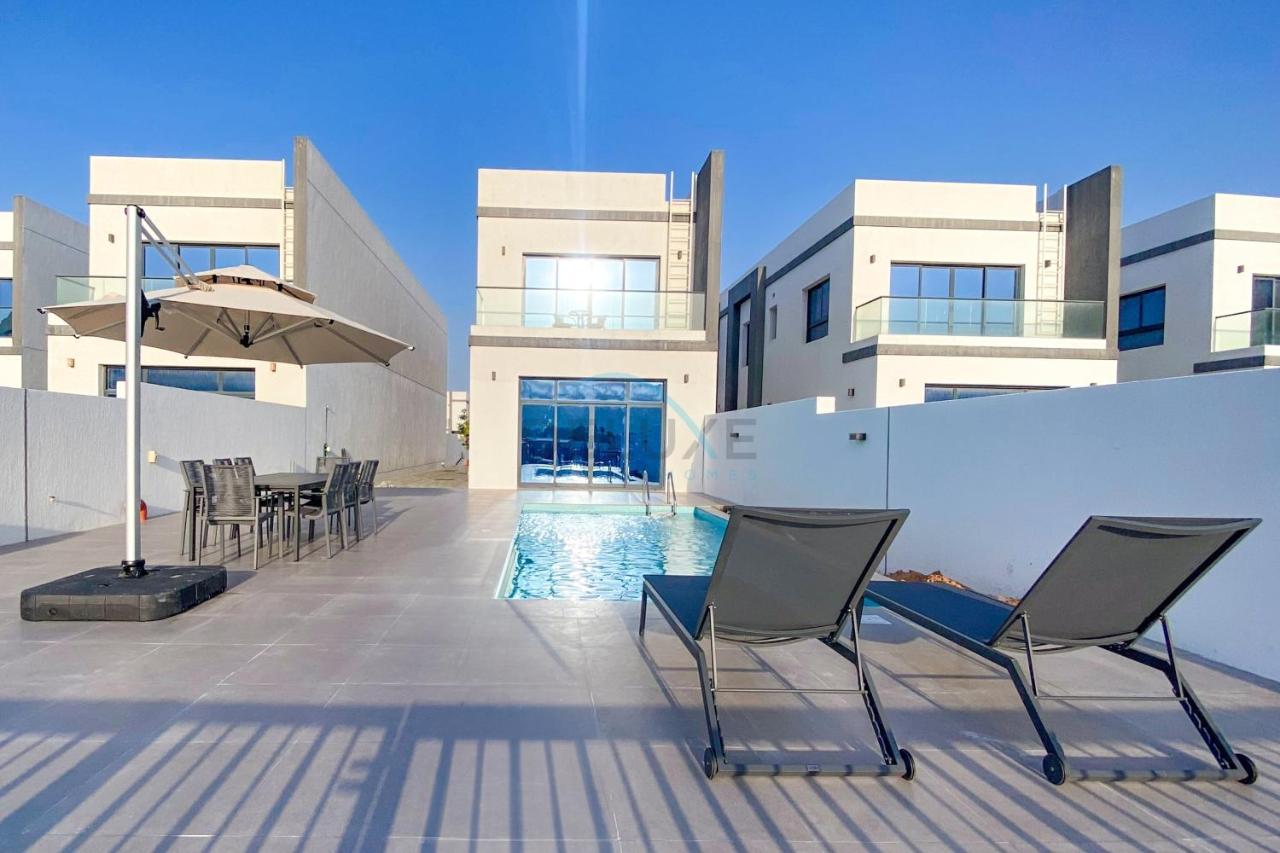 Facing Arabian Gulf and Mountain 4BR Villa and Assistant Room with Outdoor Pool and BBQ Space, Al Dana Island, Fujairah by Deluxe Holiday Homes - B&B Fujairah