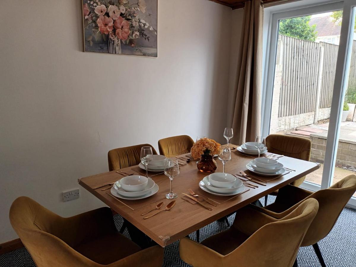 KCS Place - 3BR Home Near NEC, Airport & JLR - B&B Birmingham