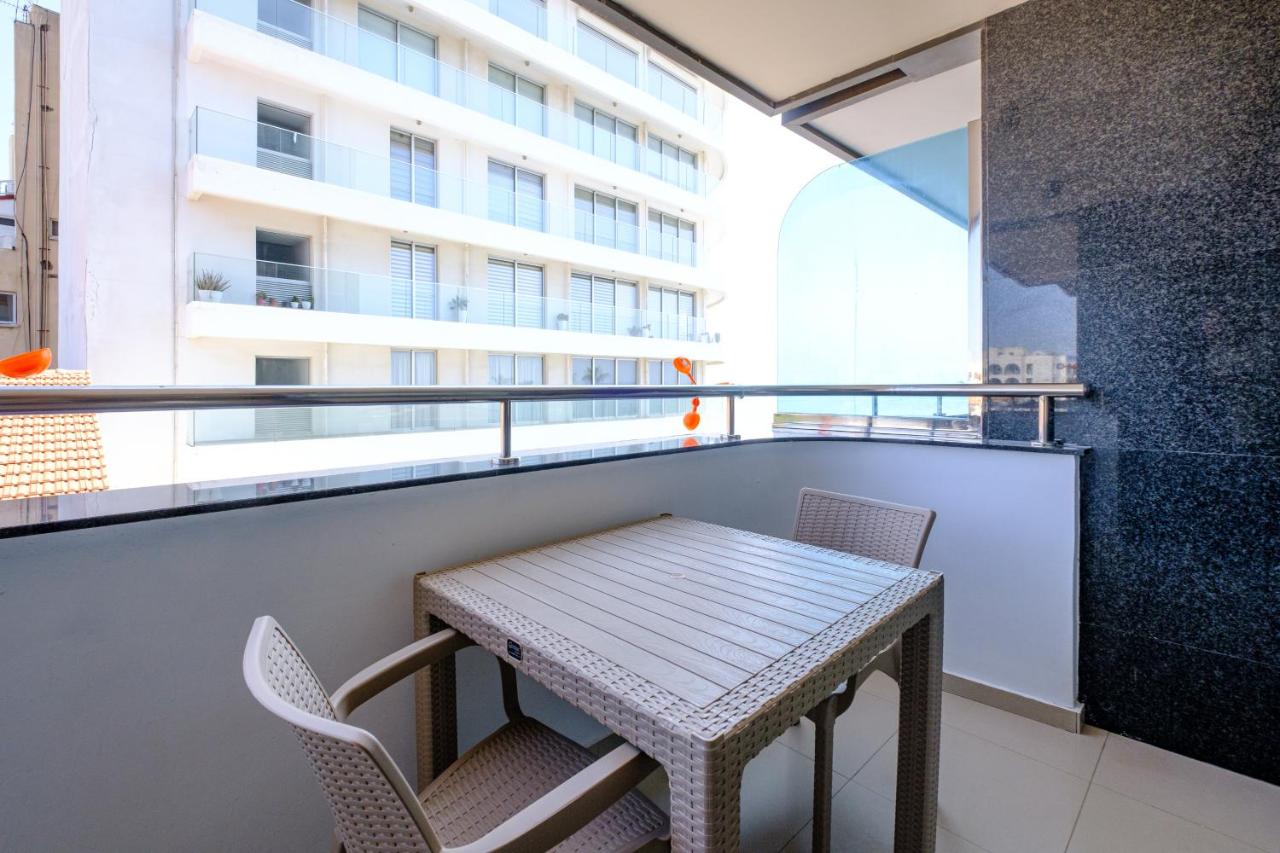 Downtown Finikoudes Beach Apartment - B&B