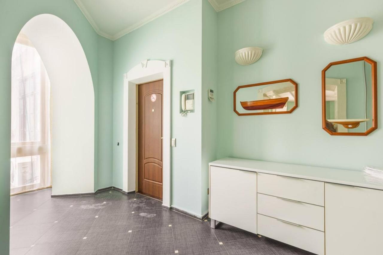 17 Deribasivska 4-room Apartment - Ferienwohnung Odessa
