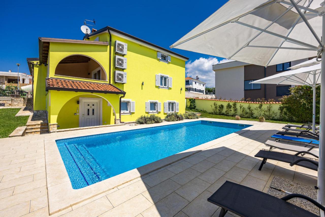 Villa Andrea for 17 people with private heated pool & pet friendly near Porec - B&B Parenzo