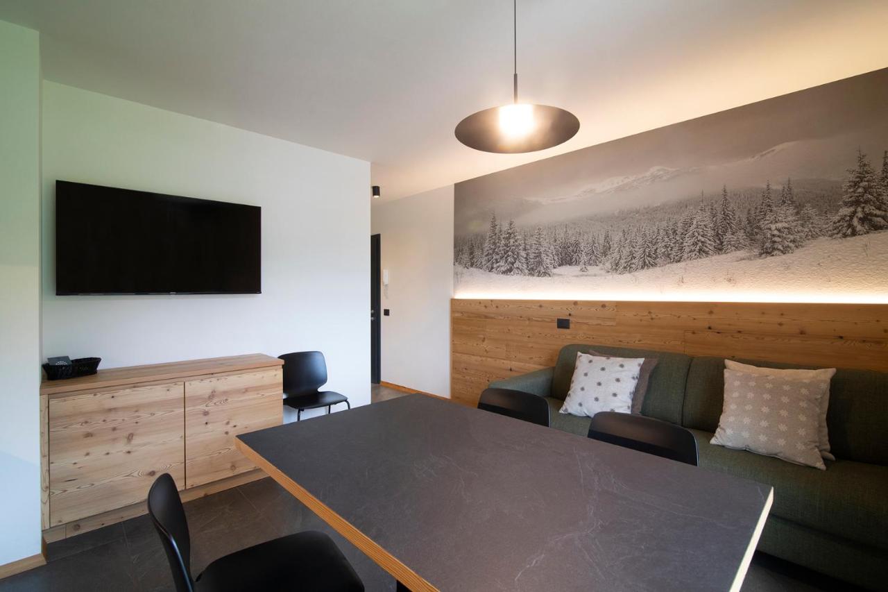 Apartment with Mountain View