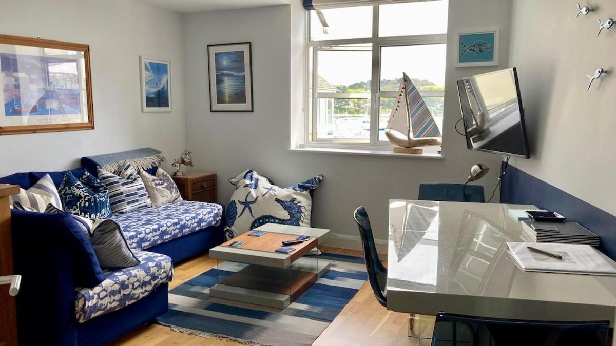 'Shorebird' central apartment, sea views & parking - B&B