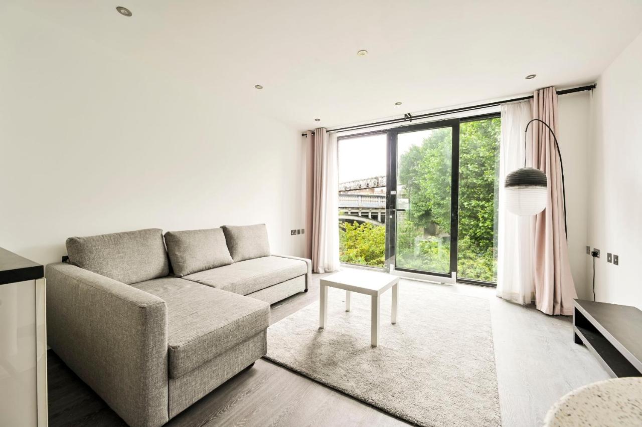 Bright Flat 1 min To Tower Bridge - Green Views - B&B