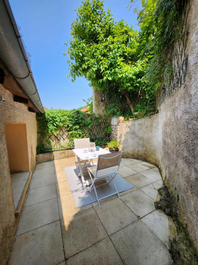 Petite maison atypique à 20min du Futuroscope, avec terrasse - B&B