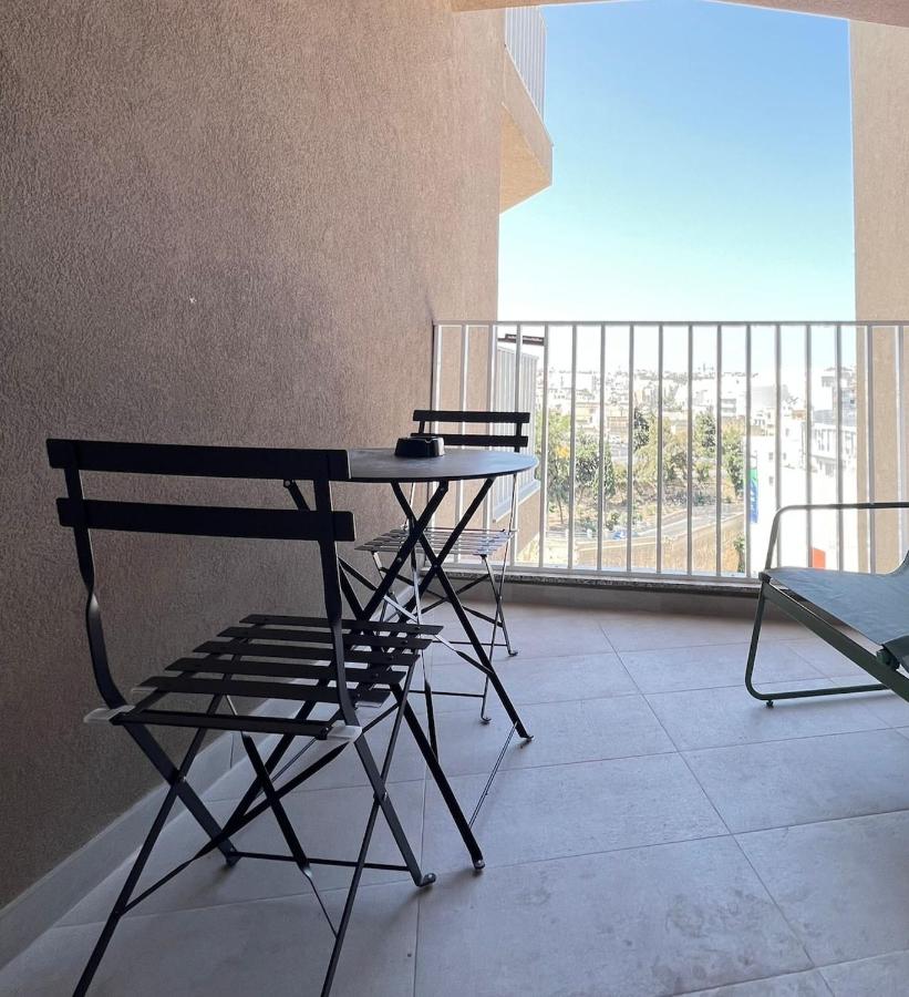 Stylish 2bedroom Flat Near Beach and Nightlife St Julians - Bed and Breakfast San Ġiljan