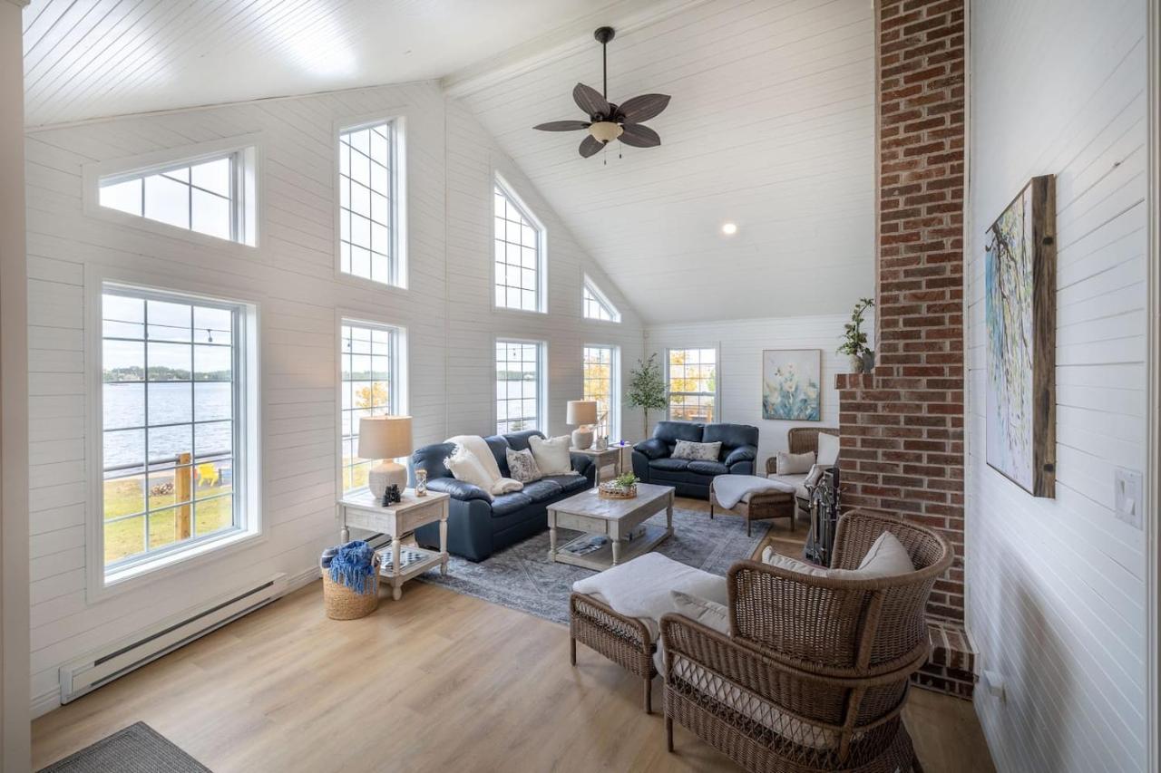 The Bluebird Cottage Lake Front 4bdrms - B&B Holyrood