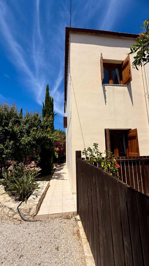 SeawoodBreeze - 3BR Family Villa with Pool, Garden & BBQ near Beach - Chambres d'hôtes Tavronítis