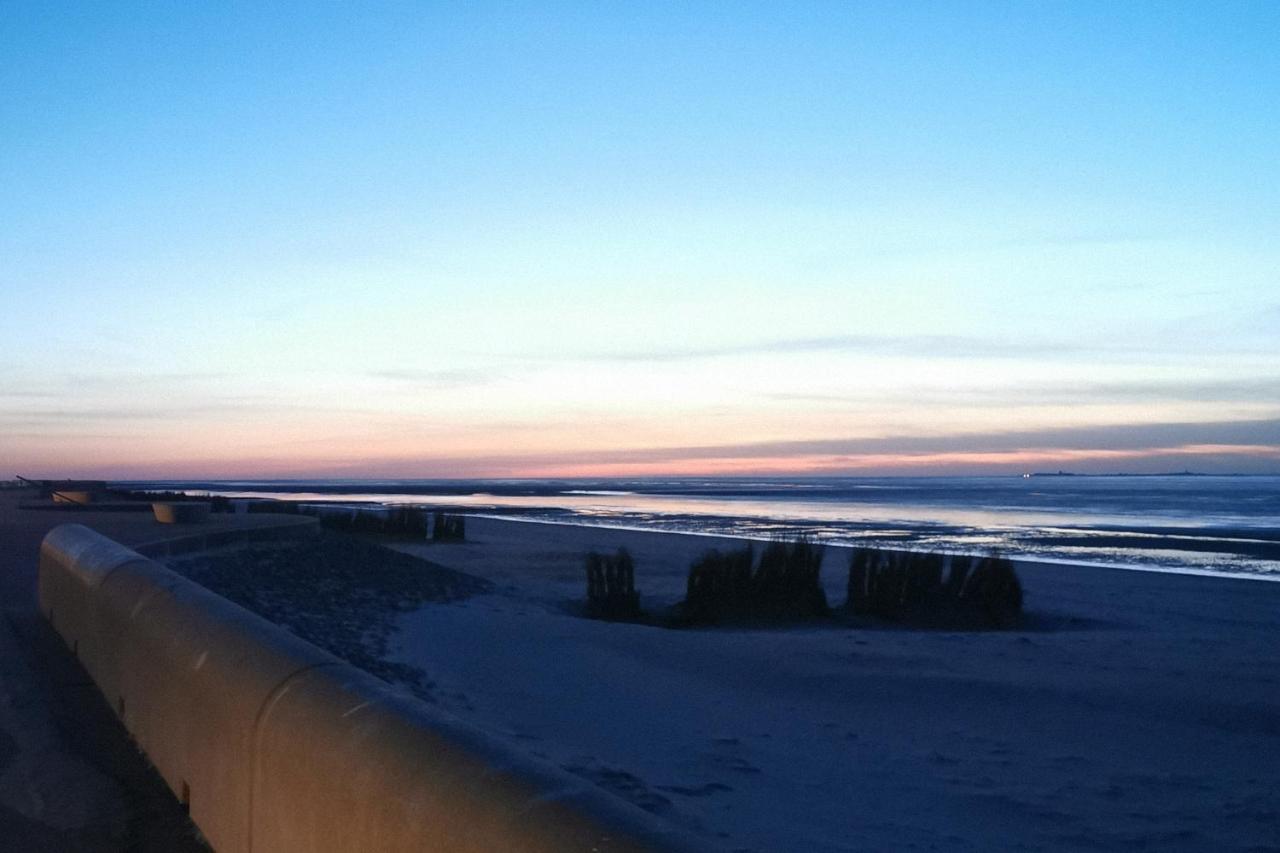 CuxHeaven - modernes Studio-Apartment direkt am Meer mit 65 Zoll TV und Tiefgarage in Duhnen - Chambres d'hôtes Cuxhaven