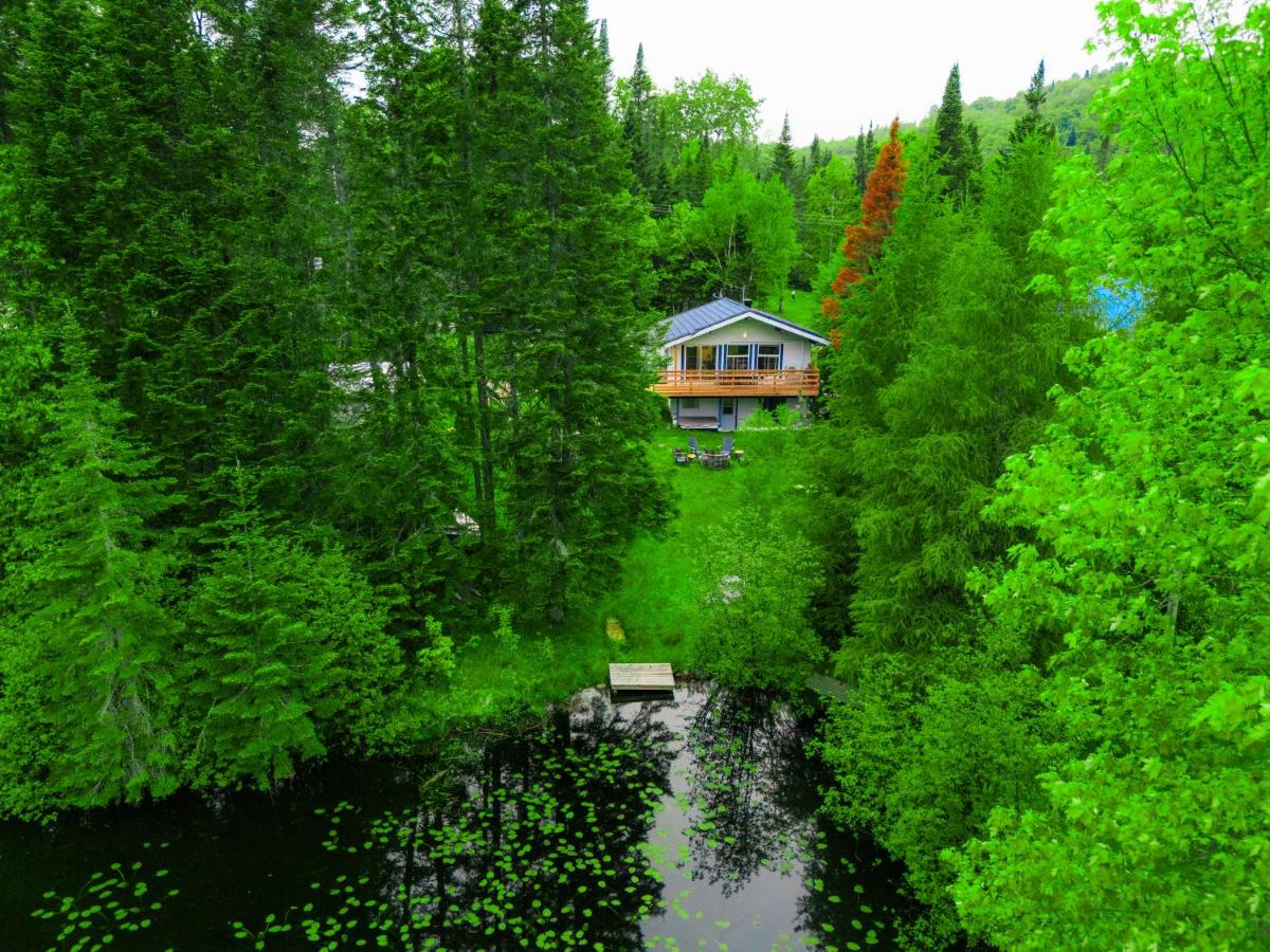 Le Chalet Blanc, bord de lac & spa - B&B Saint-Adolphe-d'Howard