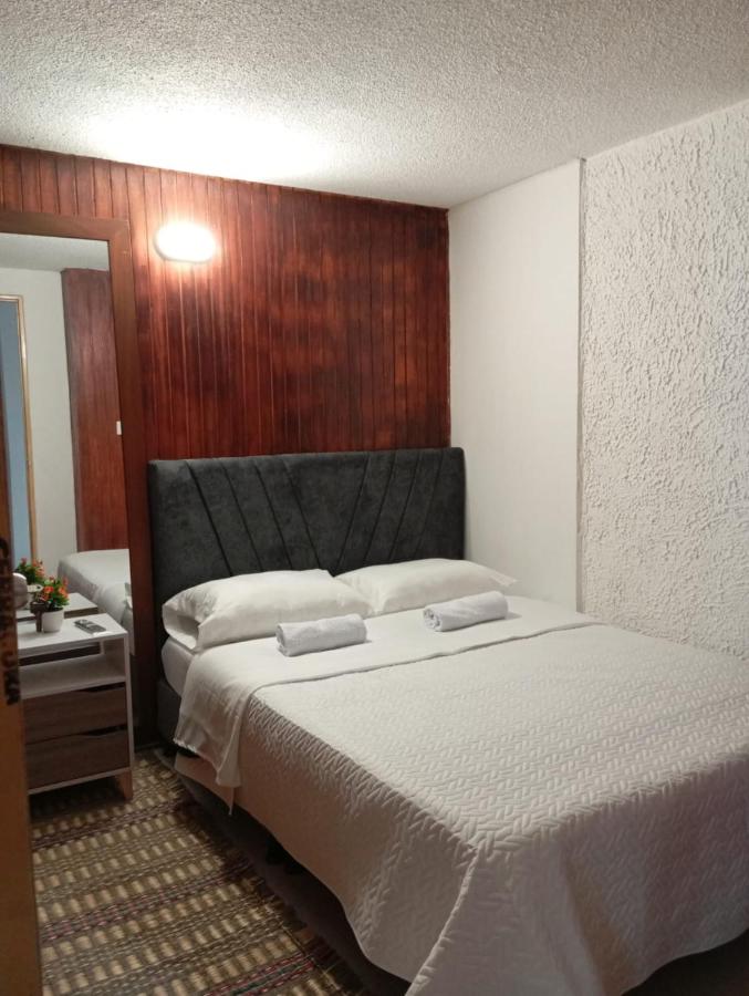 Casa Hotel Pontevedra - cerca a la clínica Shaio, - B&B Bogotá