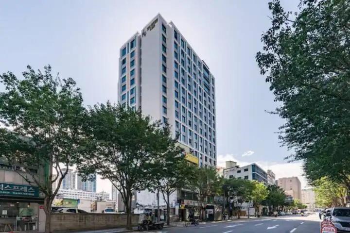 THE SHARE Myeongdong High-rise Floor & Free GYM #Subway station 3min #Myeongdong 10min - B&B Seúl