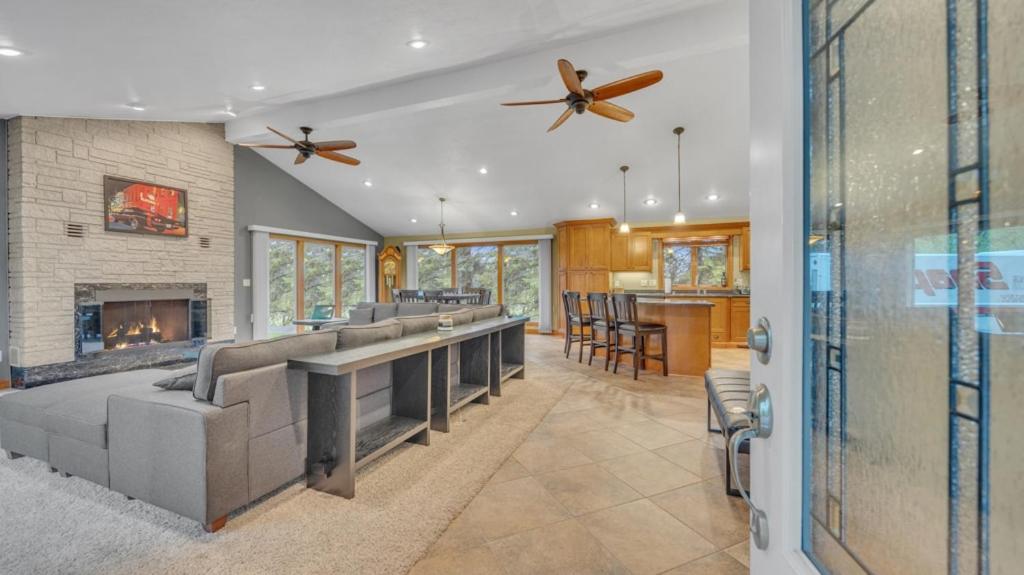 Beautiful private home in the woods BONUS Hot Tub - B&B Plymouth