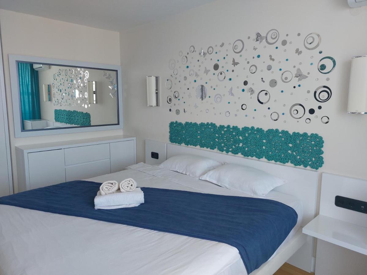 Deluxe One-Bedroom Apartment with Ocean View
