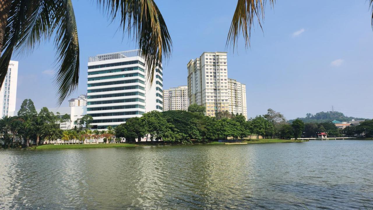 Sadiyra Homestay next to Alamanda Mall, Netflix & Wifi - B&B Putrajaya