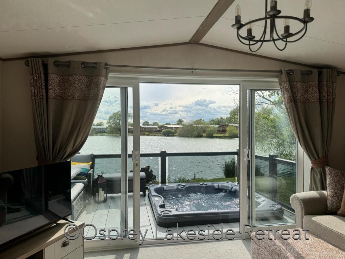 Lakeside Retreat with hot tub & fishing peg on the desirable Osprey Lake at Tattershall Lakes Country Park - B&B Tattershall