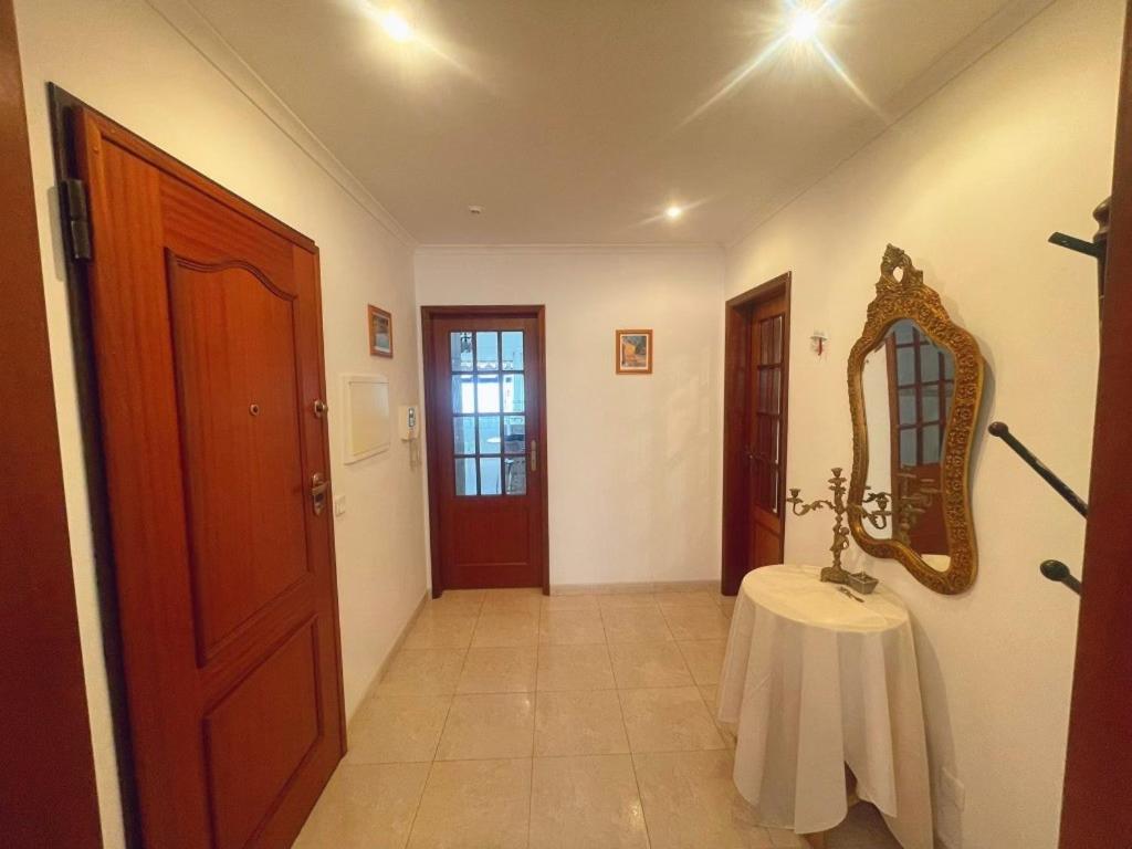 Entire 3 bed rooms Apartment with Private wc ! - Ferienwohnung Samouco