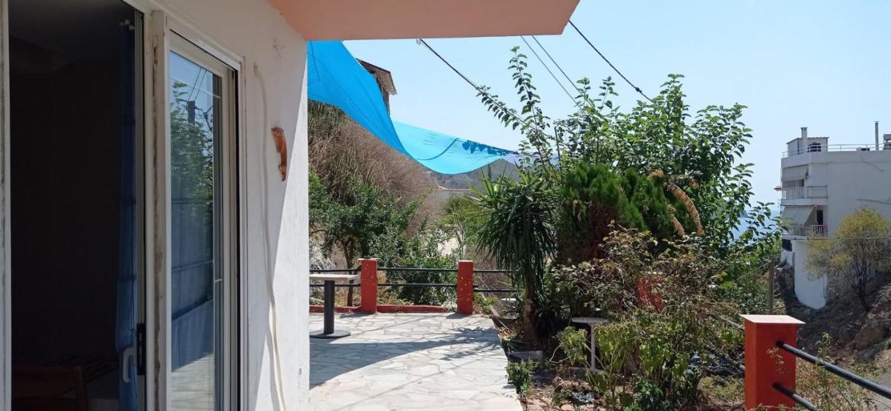 Small and practical Νο1 - B&B Límni