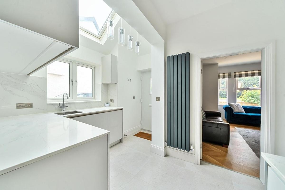 Luxury Modern 2 Bedroom Flat - 2 mins from Ascot Racecourse - B&B