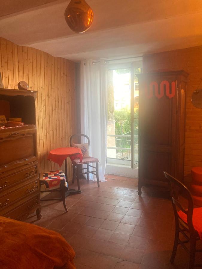 Chambre en bois - B&B La Turbie