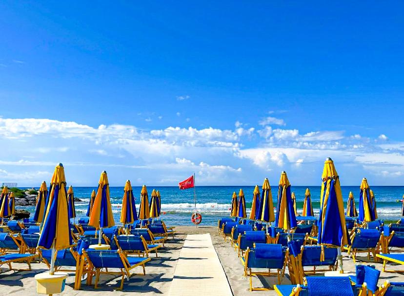Brezza Marina - Spiaggia Privata Inclusa con Alloggio - B&B Marina di Andora