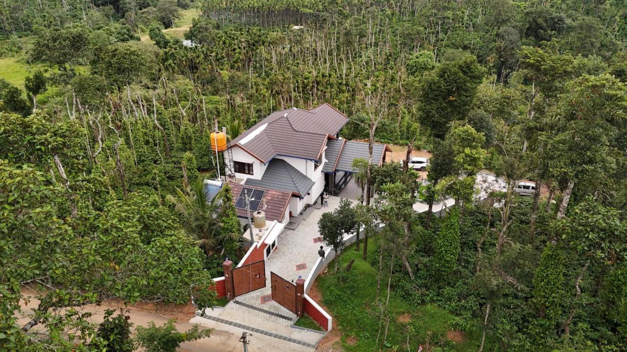 Malnad Hills Brew- near ettina bhuja treaking, devaramane, bettadhabiraveshvara temple - Chambres d’hôtes Mudgere
