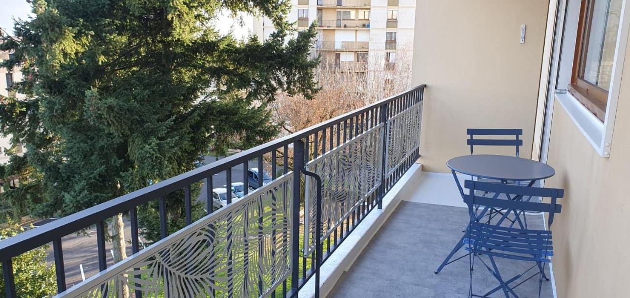 Bruno's 52 m2 apartment, all comforts, balcony, free parking - B&B Chartres