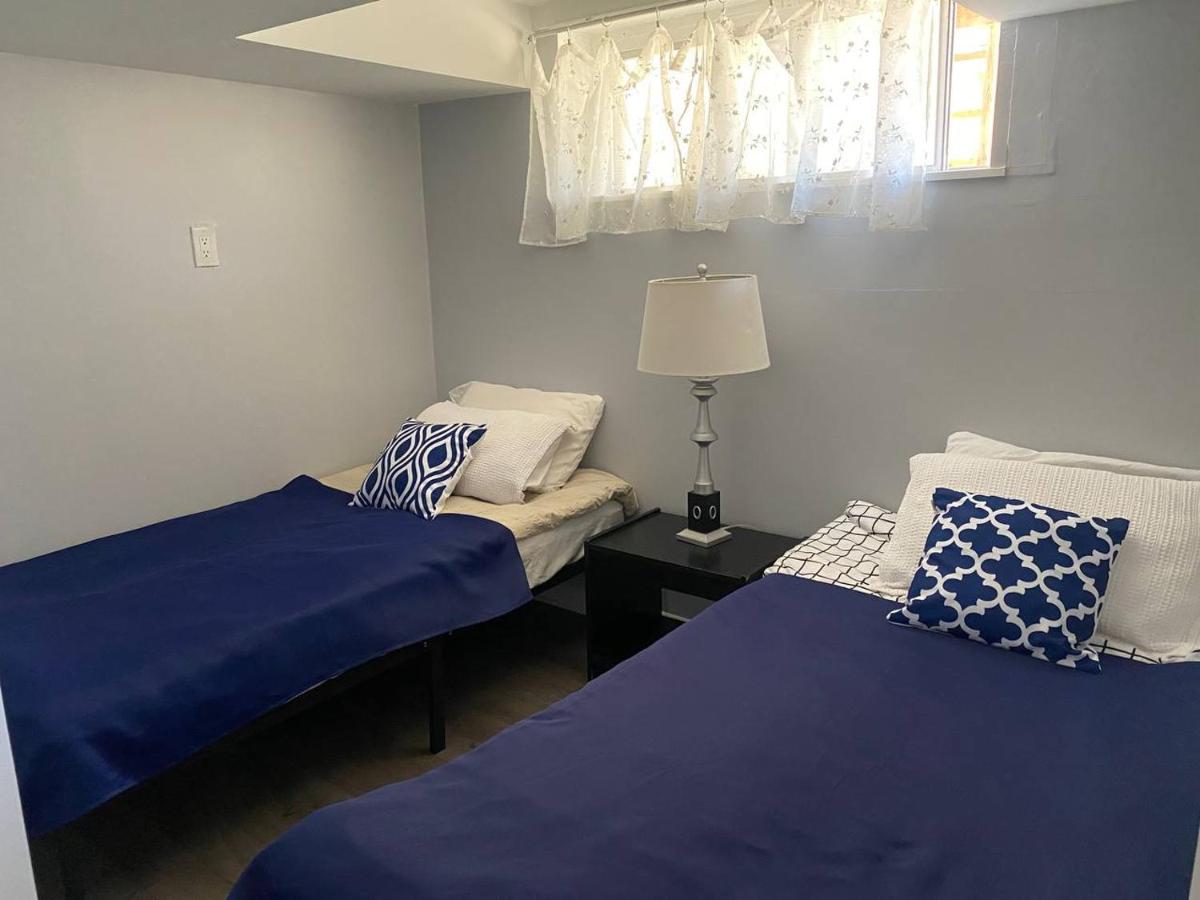 Private 1-Bedroom Basement Apt, 10 Min to Airport ,Big Windows, Separate Entrance - B&B Toronto
