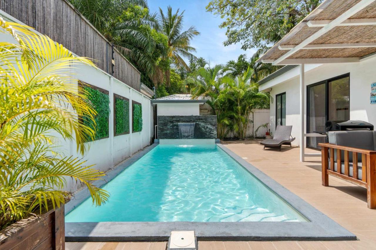 Stylish Modern Home with a Tranquil Outdoor Oasis, Spacious Open Floor Plan, and Private Swimming Pool - Chambres d’hôtes Playa Flamingo