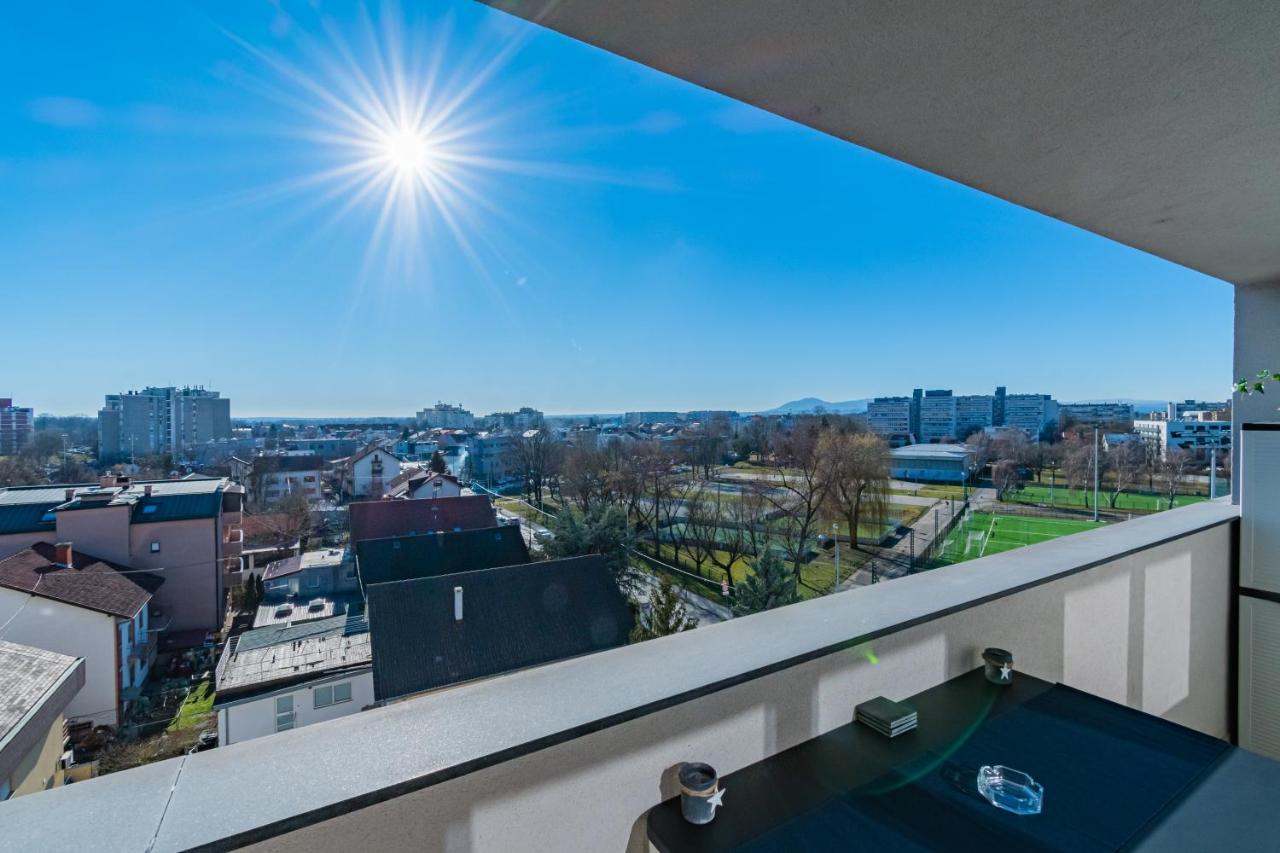 Sunny Top Apartment - free garage - big loggia - B&B