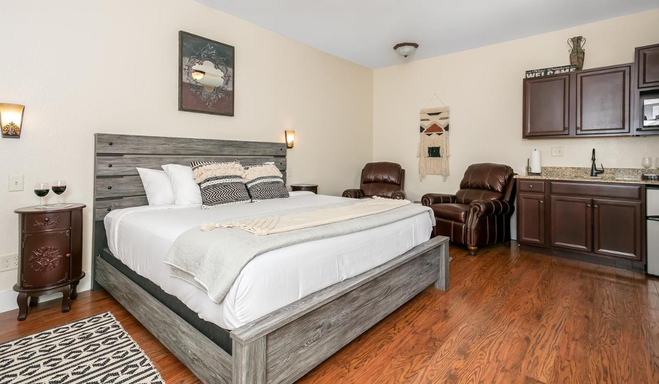Main Street Retreat #4 - King Bed, On Main St, Shared Hot Tub & Pool - B&B Fredericksburg