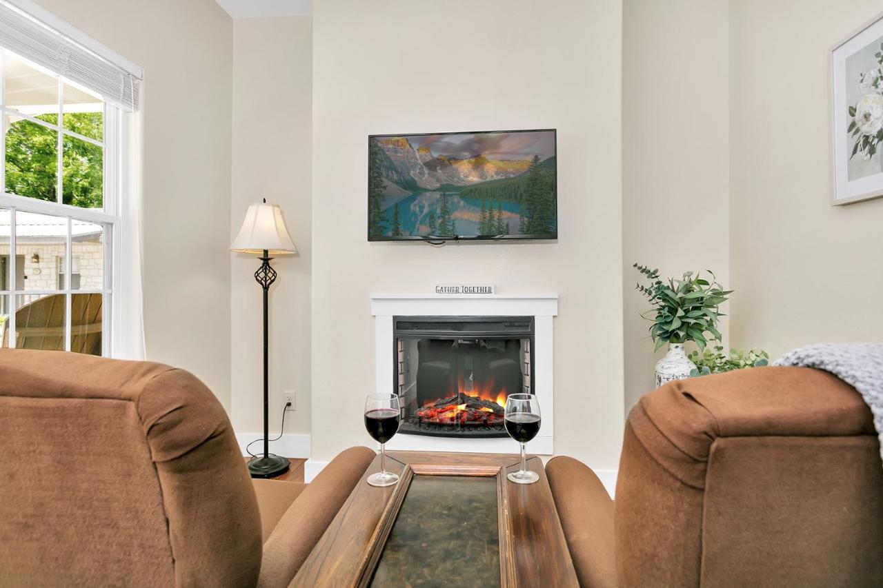 Main Street Retreat #16 - King Bed, On Main St, Shared Hot Tub & Pool - B&B