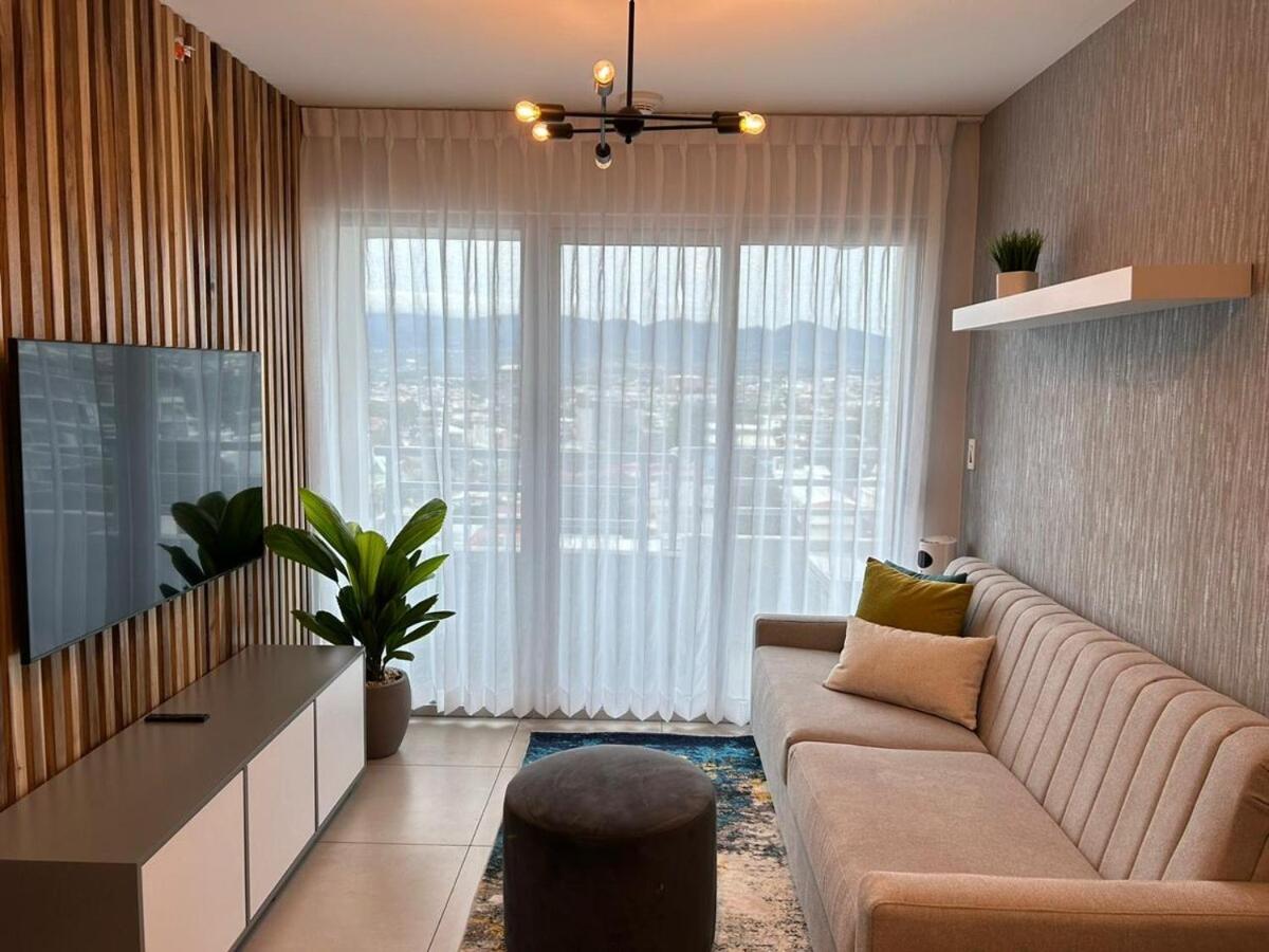 Luxury 1BR Condo Stunning Views - Bed and Breakfast San José