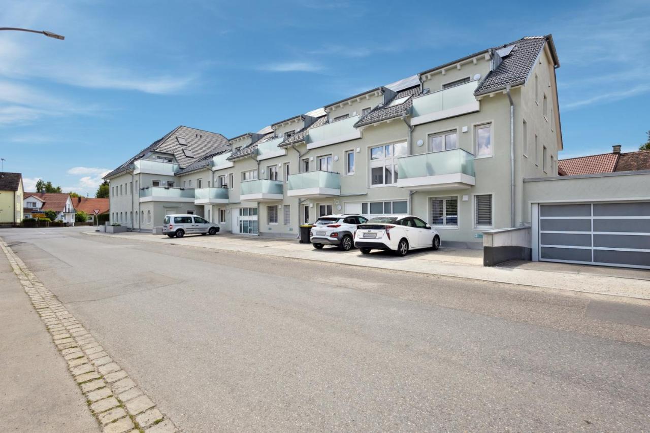 Harmonie Homes - Built in 2025 - Hotel-Quality Beds & Linen - Full Kitchen - Fiber WiFi - 4K Smart TV - 2 Balconies - Elevator - Free Private Parking - Near Augsburg - 20 Min via Autobahn to Munich-West - B&B