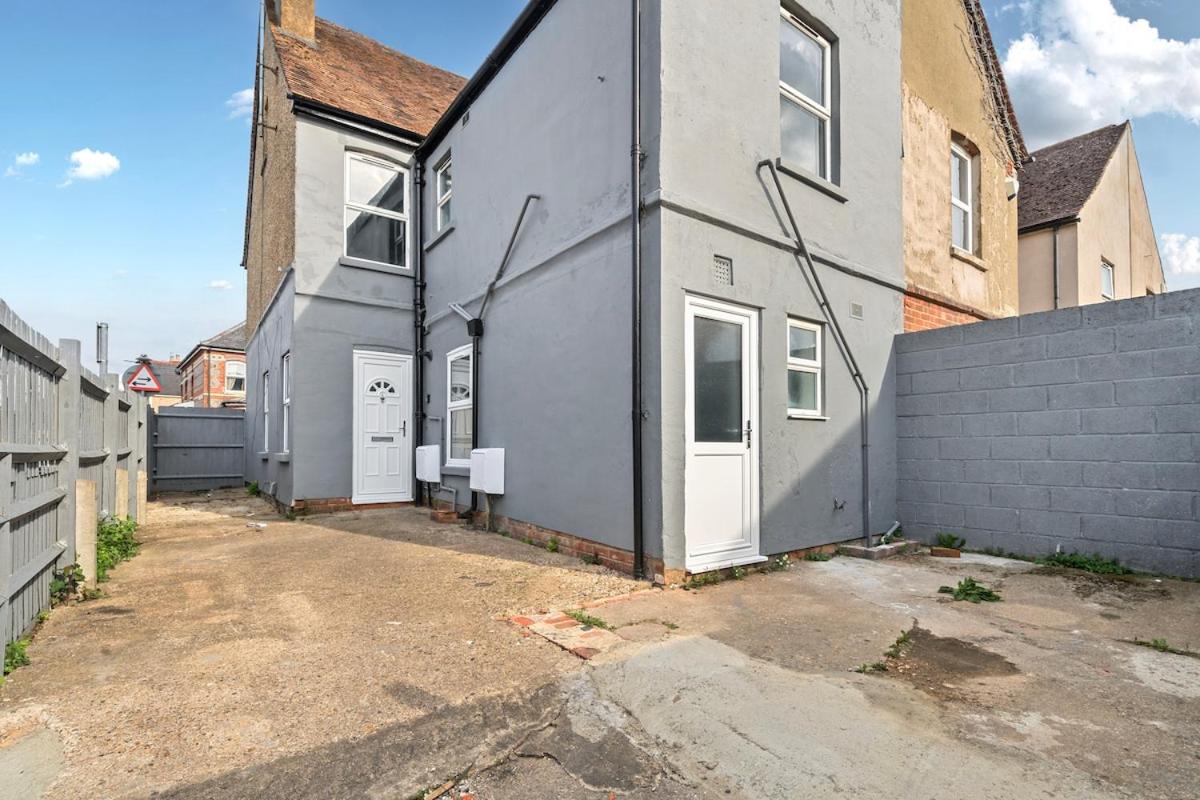 RELAXED CENTRAL HOUSE LOCATED IN WEST READING CLOSE TO TOWN CENTRE with FREE DRIVE WAY PARKING, WI FI & NETFLIX BY AI ESTATE GROUP - B&B Reading