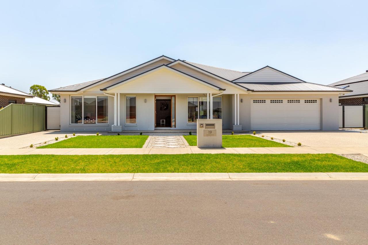Large Premium Family Getaway with Centralised Heating - B&B