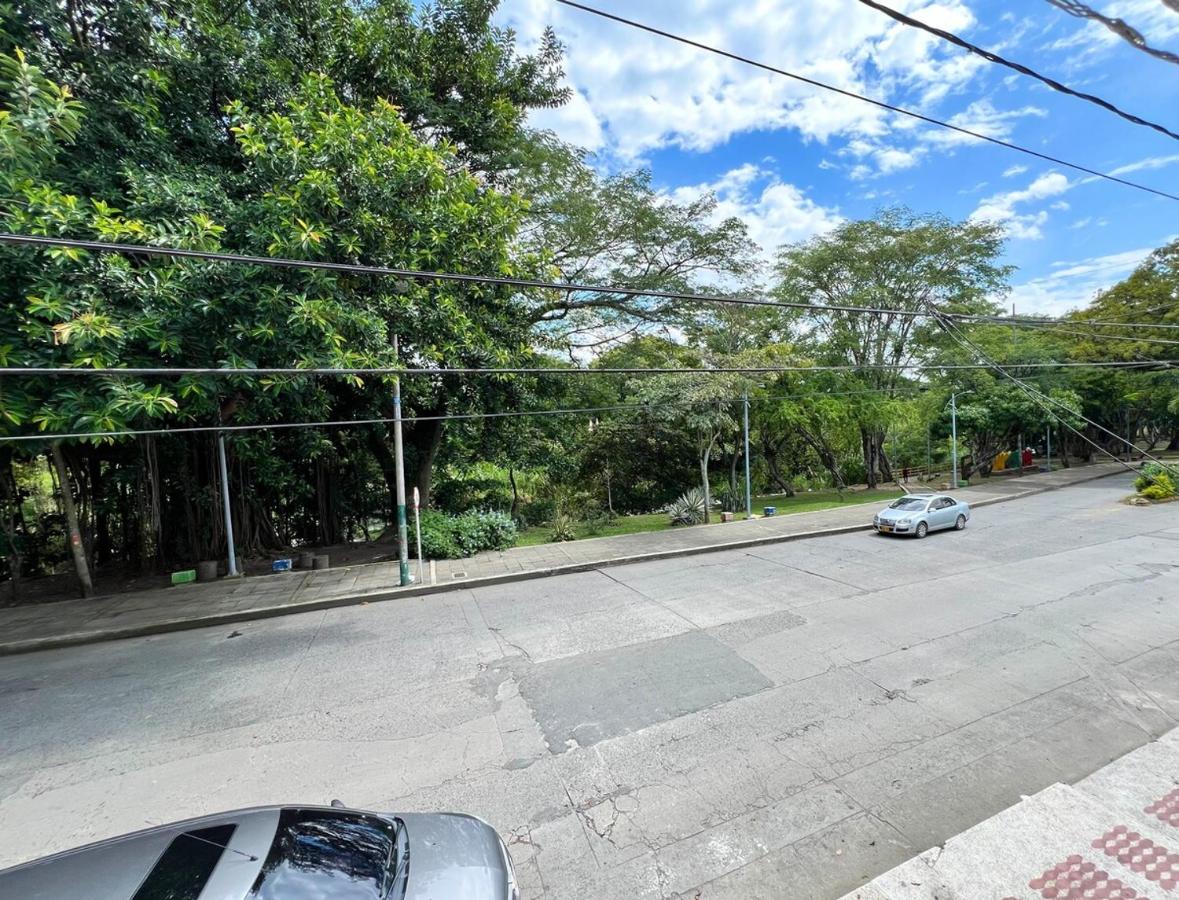 CASA FAMILAR frente al parque - B&B Buga
