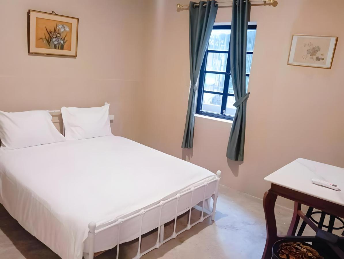 Habitación con cama grande
