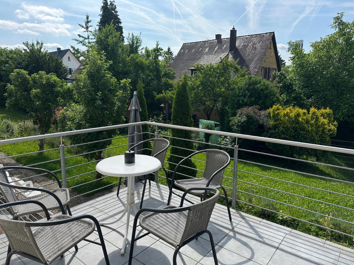 8 Einzelbetten - 6 Schlafzimmer - Wohnzimmer & große Terrasse mit Grill - 2 Bäder - Wohnung auf 2 Ebenen - Nähe Messe Stuttgart & A81 - Ideal für Teams & Familien - Ferienwohnung Böblingen
